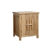 AIKA natúr szilfa kisszekrény 55 cm fehér háttéren, léces ajtófronttal és fa keresztpántos fogantyúval