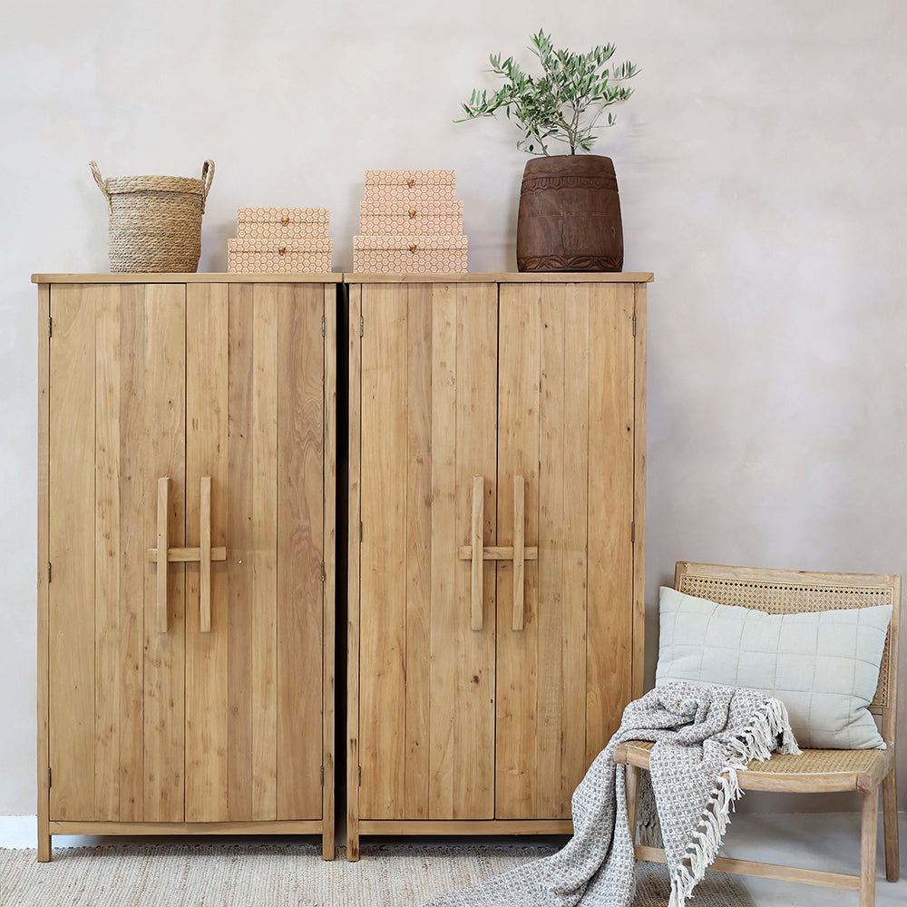 AIKA japandi stílusú natúr színű kisszekrény enteriőrben, kétszárnyas kialakítással és léces fa fronttal