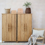 AIKA japandi stílusú natúr színű kisszekrény enteriőrben, kétszárnyas kialakítással és léces fa fronttal