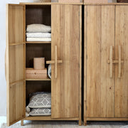 AIKA natúr szilfa kisszekrény nyitott ajtóval, polcos belső térrel és természetes fa felülettel