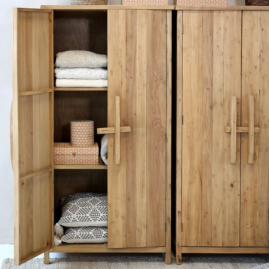 AIKA natúr szilfa kisszekrény nyitott ajtóval, polcos belső térrel és természetes fa felülettel