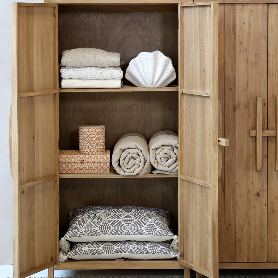 AIKA fa kisszekrény belső polcokkal, natúr színű szilfa és fenyőfa szerkezettel, japandi hangulatban