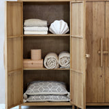 AIKA fa kisszekrény belső polcokkal, natúr színű szilfa és fenyőfa szerkezettel, japandi hangulatban