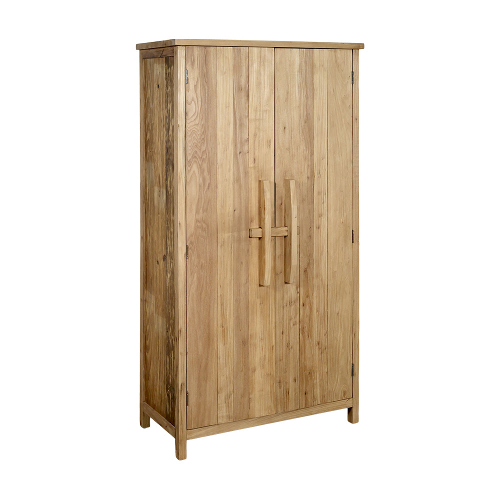 AIKA natúr szilfa kisszekrény 155 cm fehér háttéren, léces ajtófronttal és fa keresztpántos fogantyúval