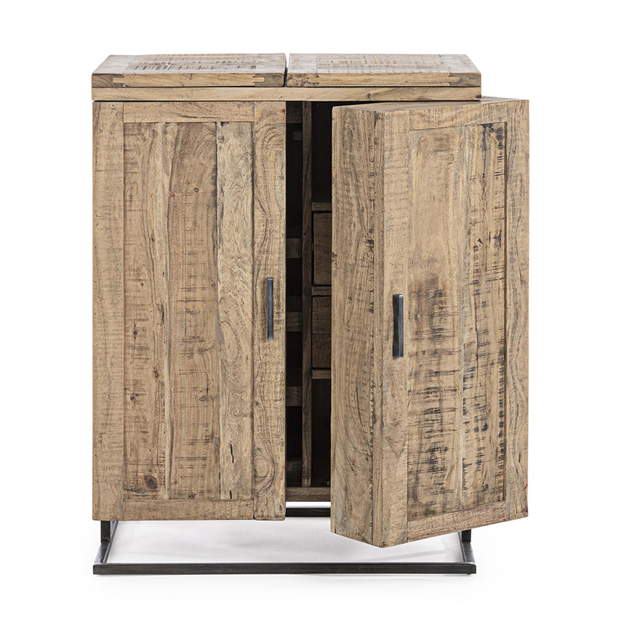 Akácfából és acélból készült bárszekrény.