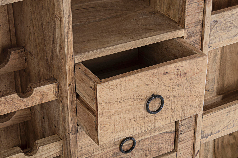 Akácfából és acélból készült bárszekrény.