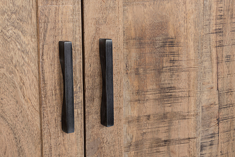 Akácfából és acélból készült bárszekrény.