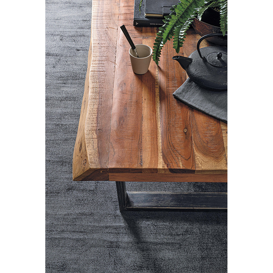 Akácfából és acélból készült dohányzóasztal.