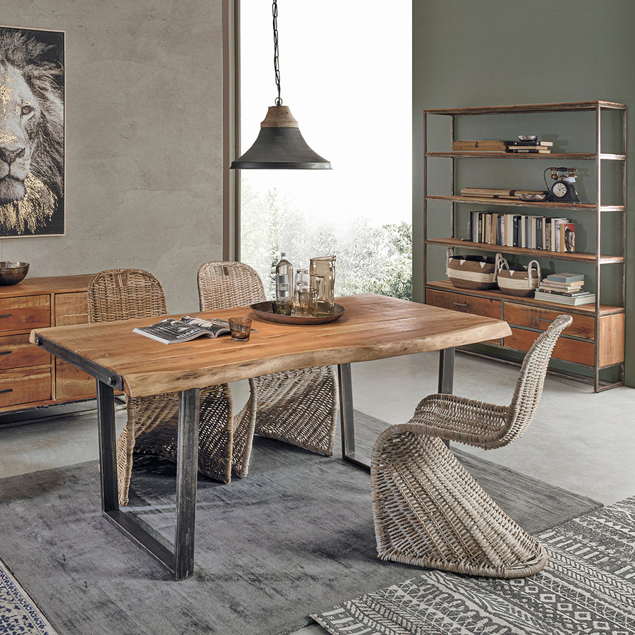 Akácfából és acélból készült étkezőasztal.