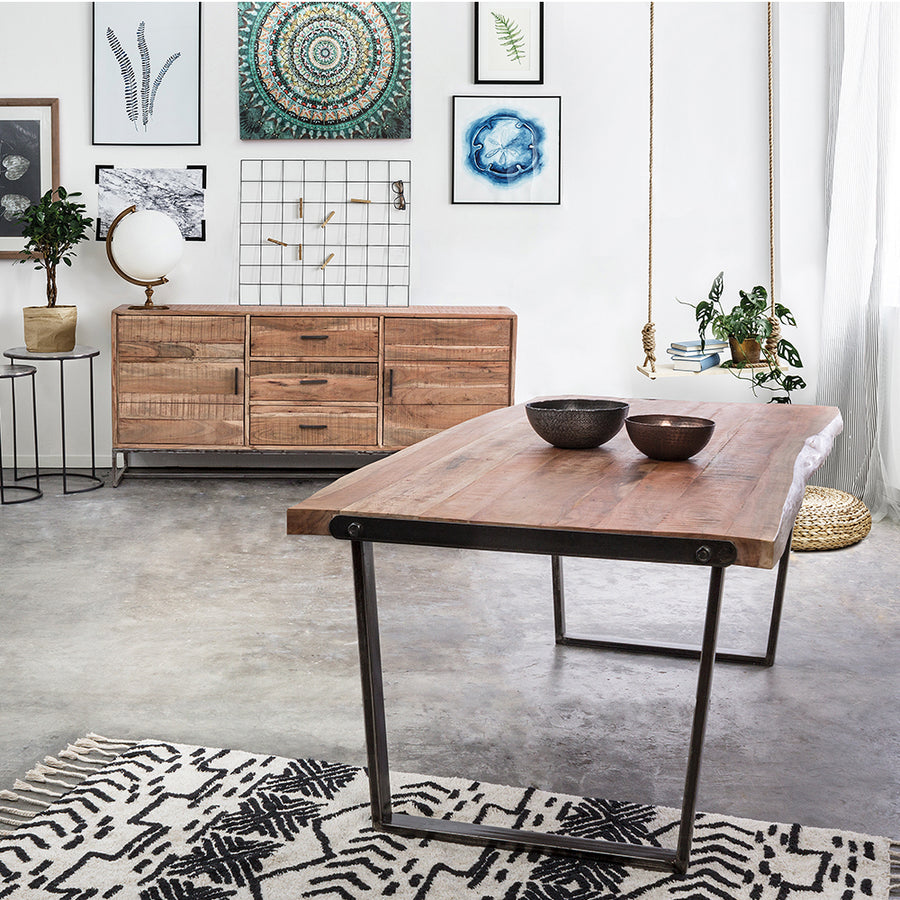 Akácfából és acélból készült étkezőasztal.