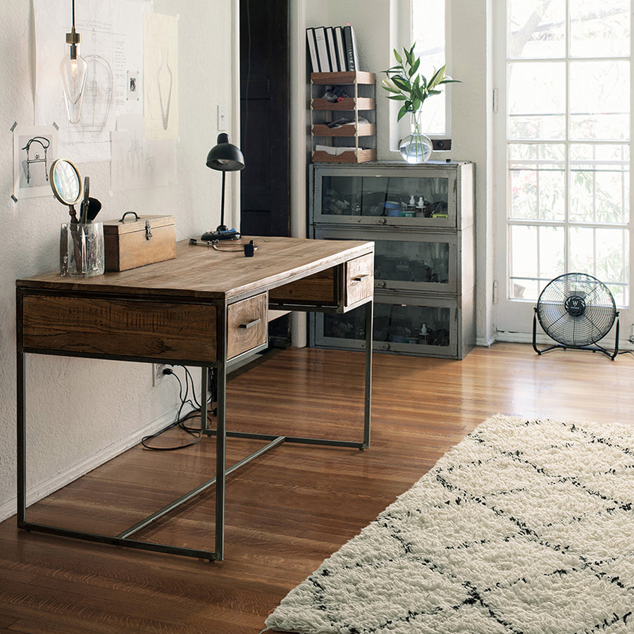 Akácfából és acélból készült, 2 fiókos íróasztal.