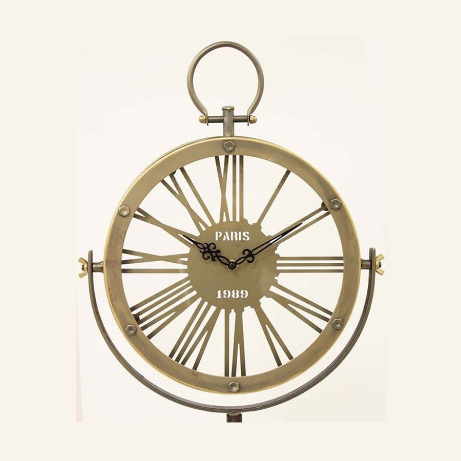 Fémből készült, aranyszínű állóra.