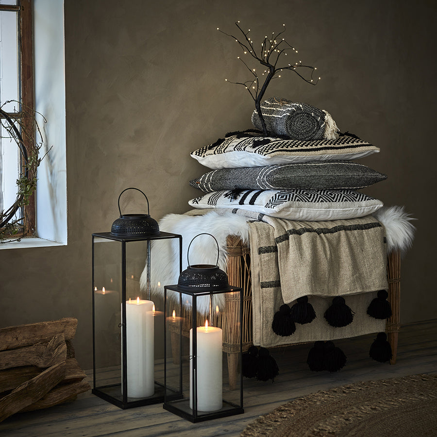 Keleti ihletésű, kortárs stílusú, fekete színű, kézműves fém lámpás.