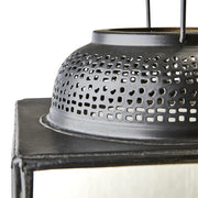 Keleti ihletésű, kortárs stílusú, fekete színű, kézműves fém lámpás.