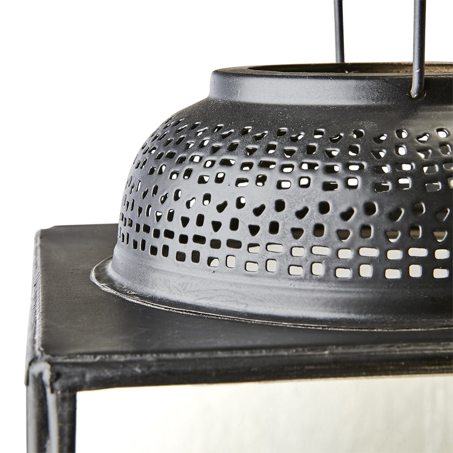 Keleti ihletésű, kortárs stílusú, fekete színű, kézműves fém lámpás.