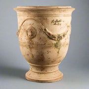 Antikolt felületű, terrakotta színű, anduze kerámiakaspó.