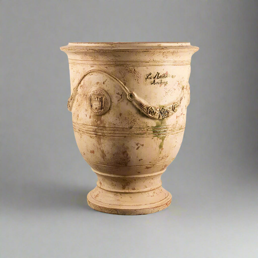 Antikolt felületű, terrakotta színű, anduze kerámiakaspó.