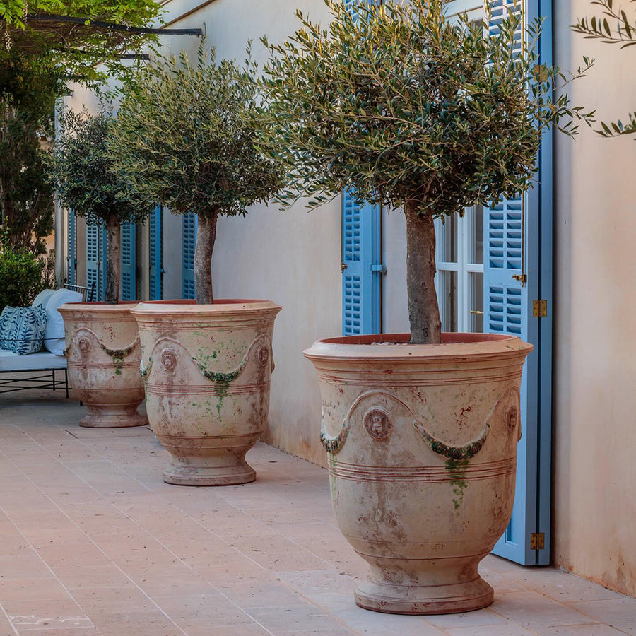 Antikolt felületű, terrakotta színű, anduze kerámiakaspó.