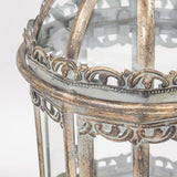 Díszes, ornamentikával gazdagon kialakított aranyszínű fém lámpás felső keretének közeli képe