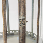 Antikolt aranyszínű fém lámpás üvegajtó részlete dekoratív zárral és fém keretszerkezettel