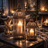 Aranyszínű, antikolt fém lámpás szett meleg gyertyafénnyel, elegáns, klasszikus stílusú enteriőrben