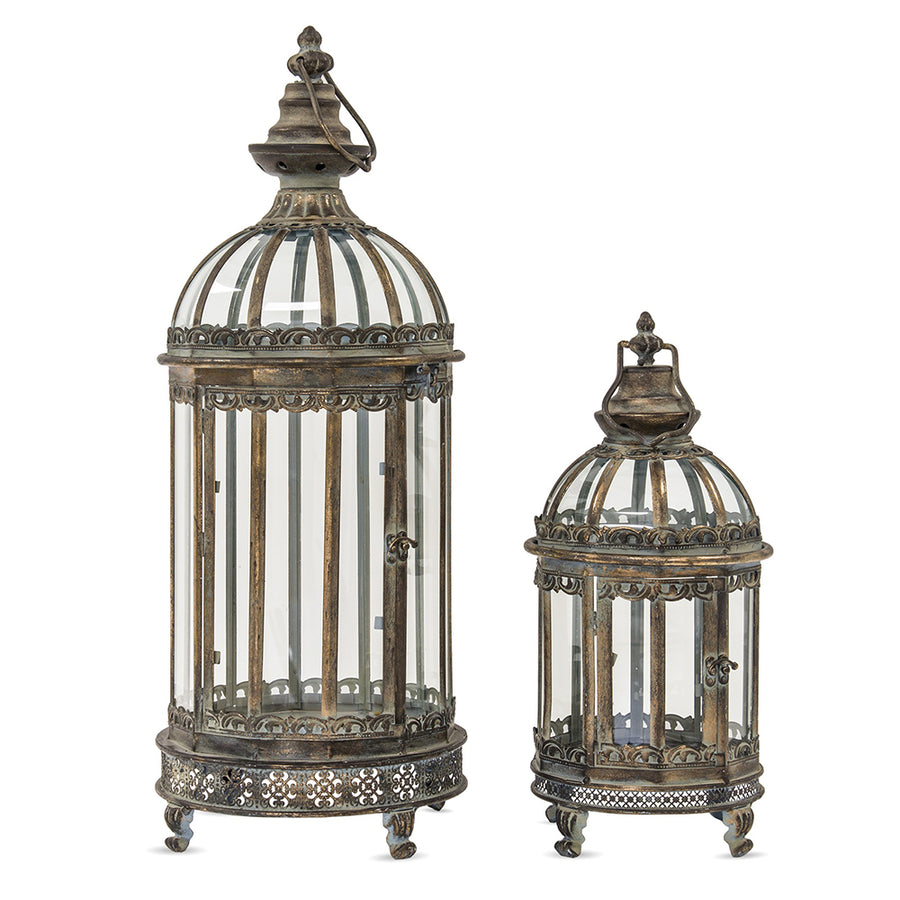 Antique Metals 2 darabos aranyszínű fém lámpás szett fehér háttéren, 65,5 cm és 43 cm magas, antikolt felülettel