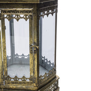 Antikolt óarany fém lámpás dekoratív zár és barokk mintázat közeli képen