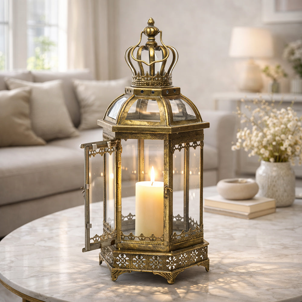 Aranyszínű barokk fém lámpás égő gyertyával elegáns, világos nappaliban