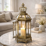 Aranyszínű barokk fém lámpás égő gyertyával elegáns, világos nappaliban