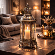 Antique Metals aranyszínű lámpás meleg gyertyafénnyel hangulatos, klasszikus enteriőrben