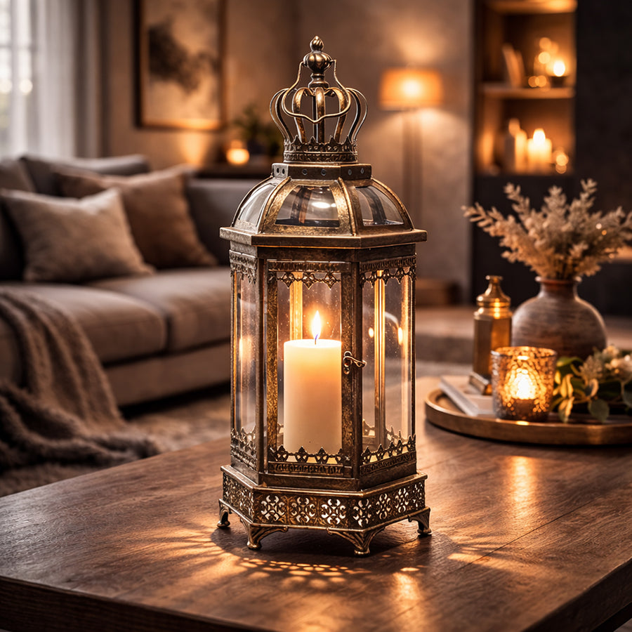 Antique Metals aranyszínű lámpás meleg gyertyafénnyel hangulatos, klasszikus enteriőrben