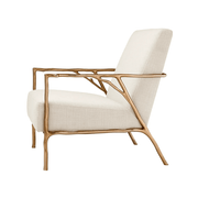 Oldalnézeti kép az Antico fotelről, ívelt öntöttvas karfával.