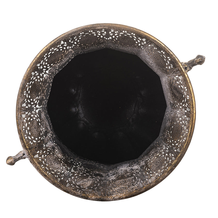 Dekoratív kialakítású, patinás felületű, aranyszínű, fém díszkaspó.