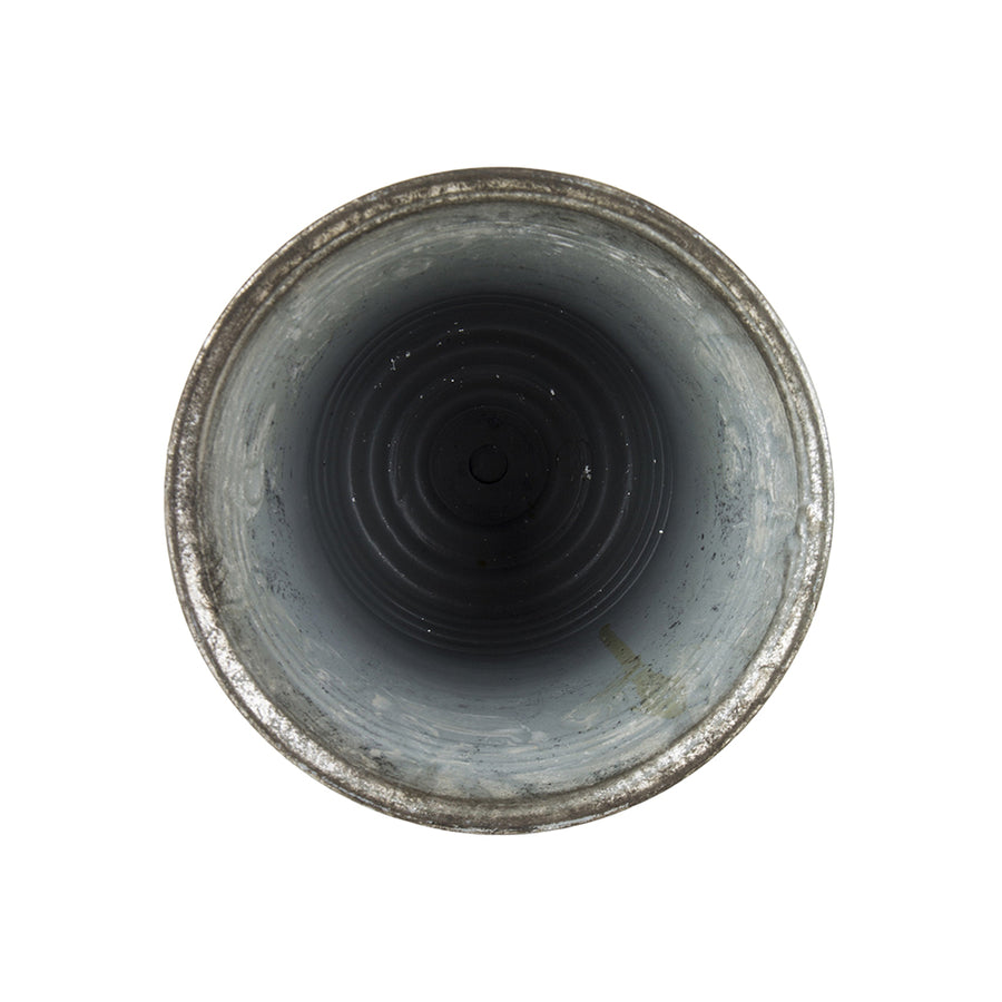 Ezüstszínű fém kaspó.