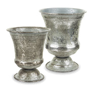 Ezüstszínű fém kaspó.