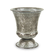 Ezüstszínű fém kaspó.