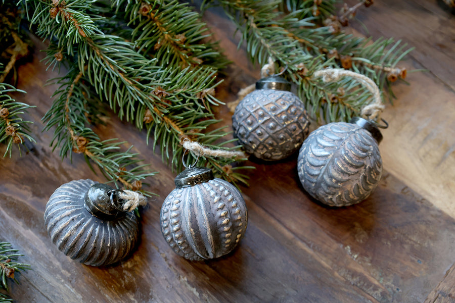 Antique mokka karácsonyfadísz szett díszdobozban, fenyőág dekorációval