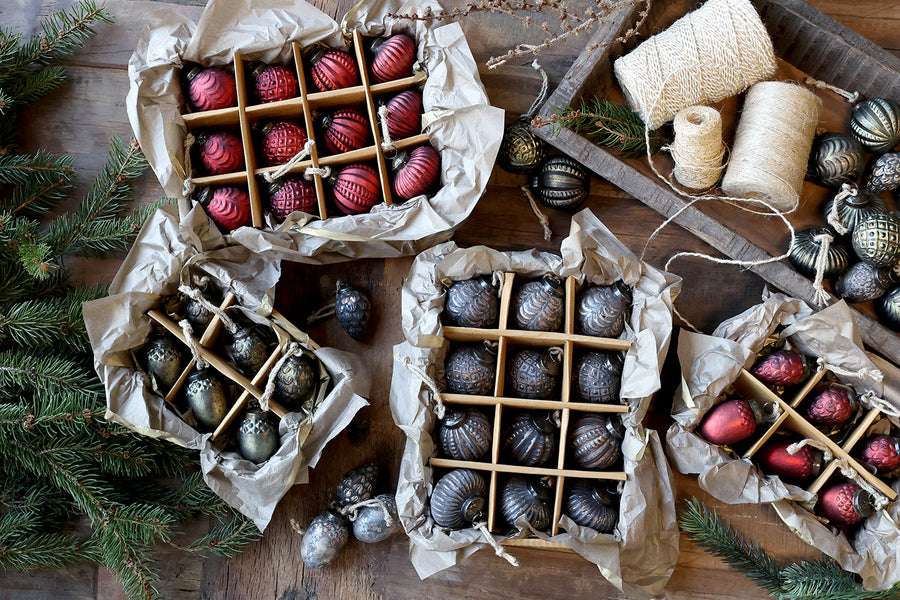 Klasszikus mokka üvegdíszek juta zsinórral, rusztikus faasztalon