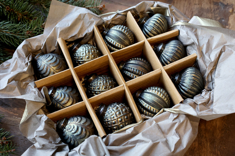 Antik olívazöld üveggömb díszek részletes mintázattal, díszdobozban papírral körülvéve