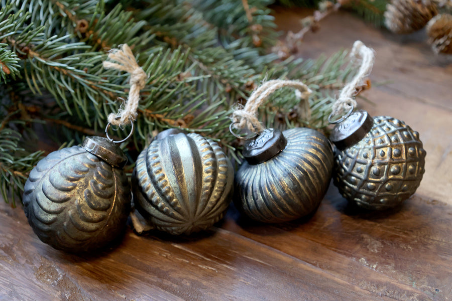 Négyféle antik olívazöld üveg karácsonyfadísz juta akasztóval, fenyőág dekorációval