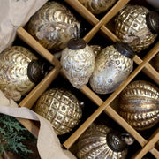 Az Antique üveg karácsonyfadíszek patinás felülete és domború mintázatai közelről.