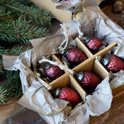 Antik meggybordó üvegdísz szettek közelről, toboz és makk mintázatú díszekkel