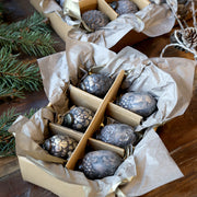 Antik mokka üvegdísz szettek közelről, toboz és makk mintázatú díszekkel