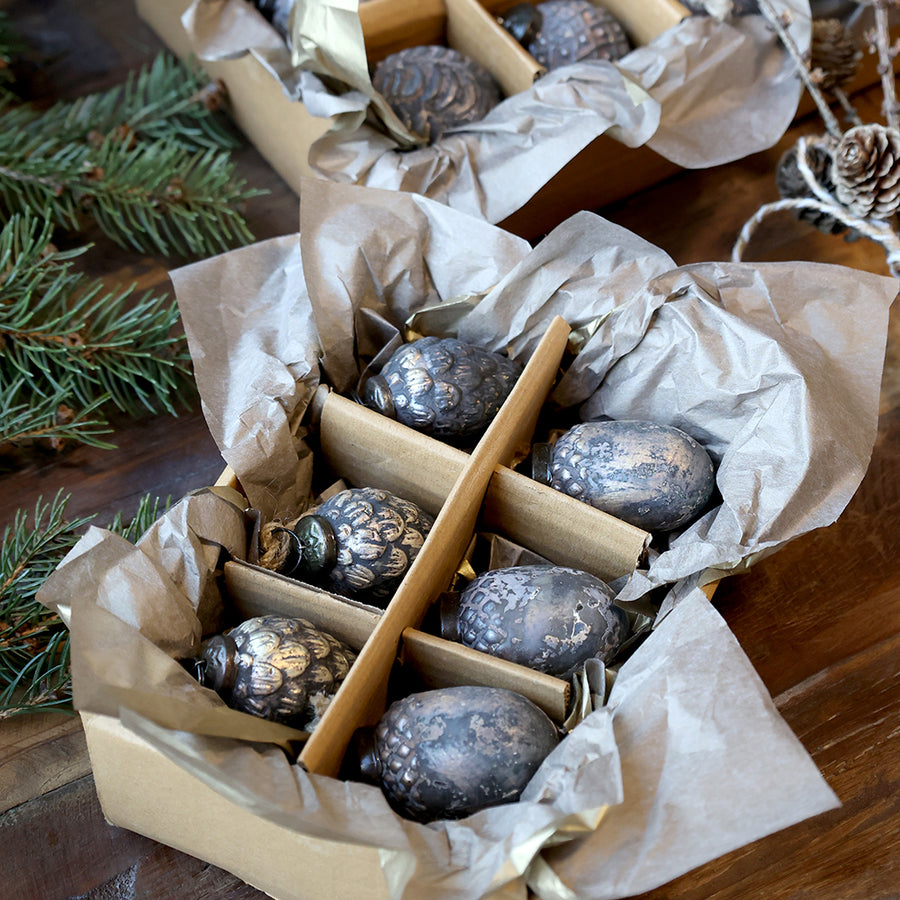 Antik mokka üvegdísz szettek közelről, toboz és makk mintázatú díszekkel