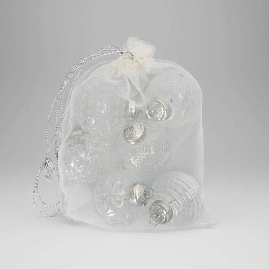 ANTIQUE 6 db-os áttetsző üveg karácsonyfadísz szett organza tasakban, vintage stílusú víztiszta gömbdíszek karácsonyfára. Elegáns skandináv dekoráció.