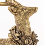 Fekvő szarvas figura arany textúrákkal és részletgazdag koszorúval