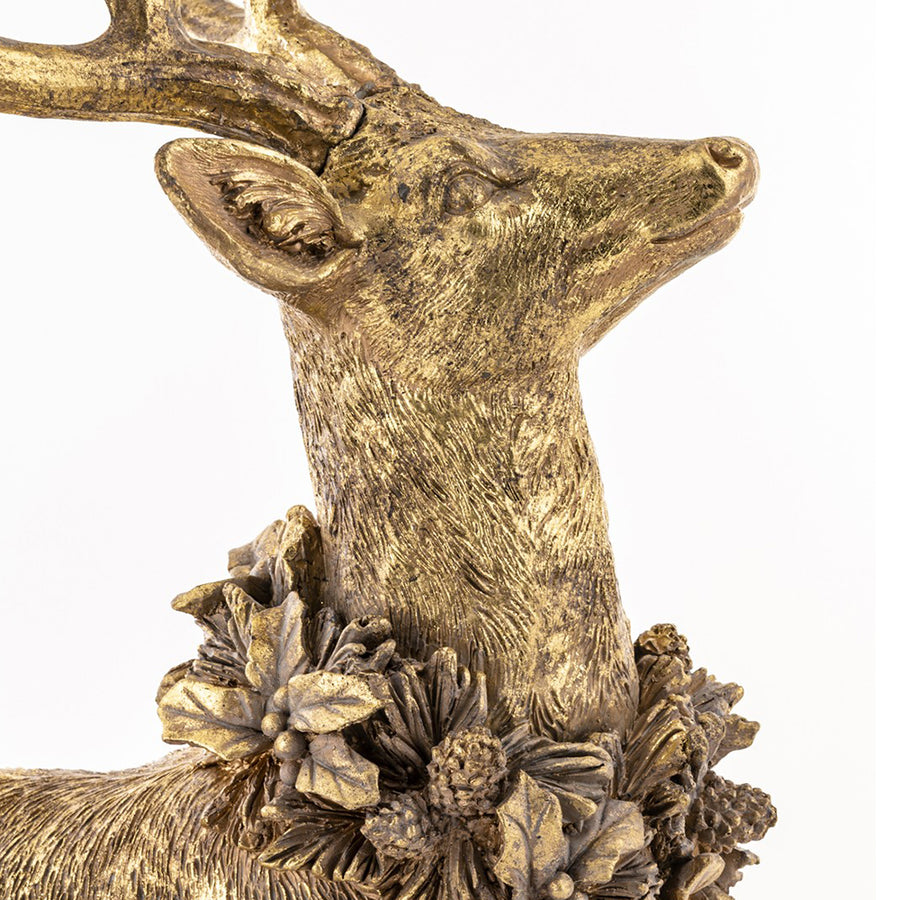 Fekvő szarvas figura arany textúrákkal és részletgazdag koszorúval