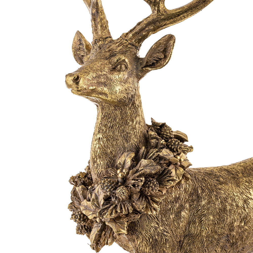 Arany színű szarvas szobor részletfotó, ünnepi koszorúval