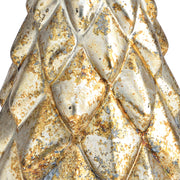 Aranyszínű, üvegből készült fenyőfa dísz.