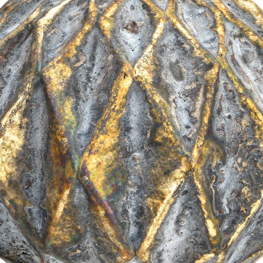 Aranyszínű, csepp alakú, üveg karácsonyfadísz.